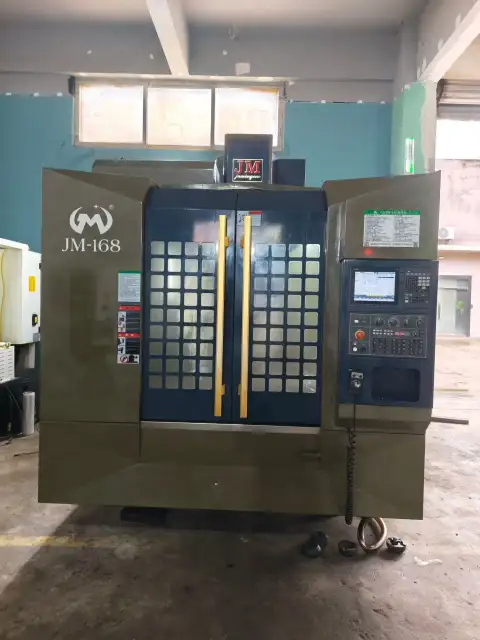 Centro de mecanizado vertical Juming 966 usado con Mitsubishi M 80