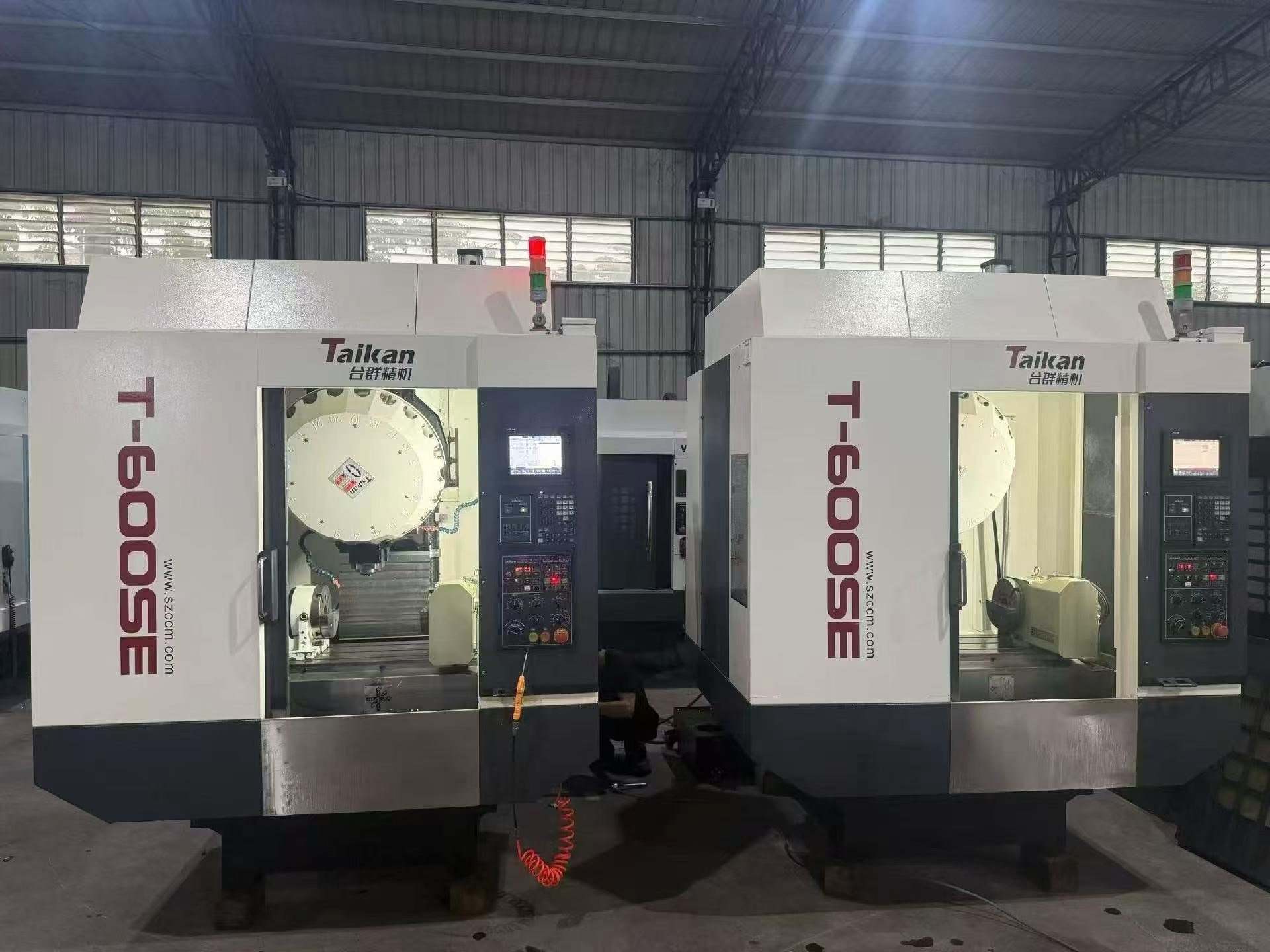 Pusat Pemesinan Vertikal representative machine