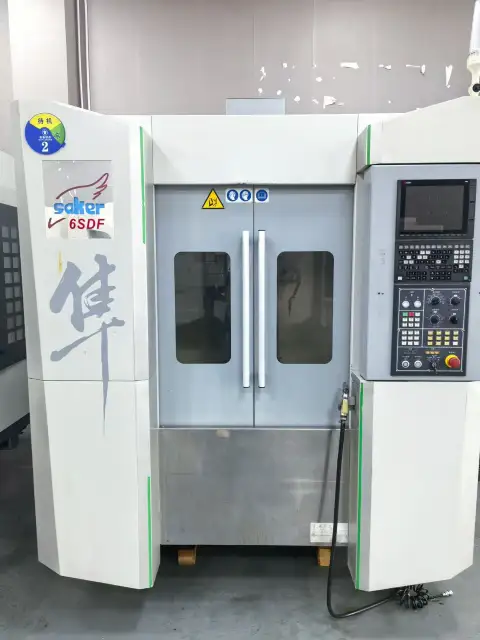Centro de mecanizado Xin Quan V 6 usado con Mitsubishi M 80