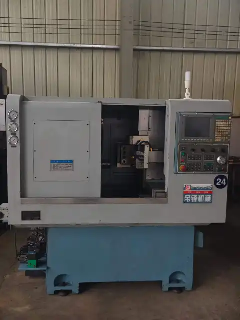 Centro de torneado y fresado DIFENG 46 usado con SYNTEC