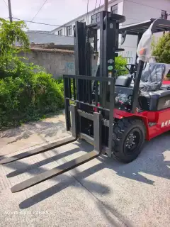 Used 3-Ton Forklift with Only 10 Hours for Sale photo 2