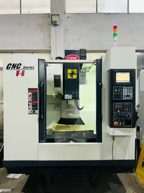 Centro de mecanizado vertical JiRFINE V 6 usado con control Mitsubishi M 70