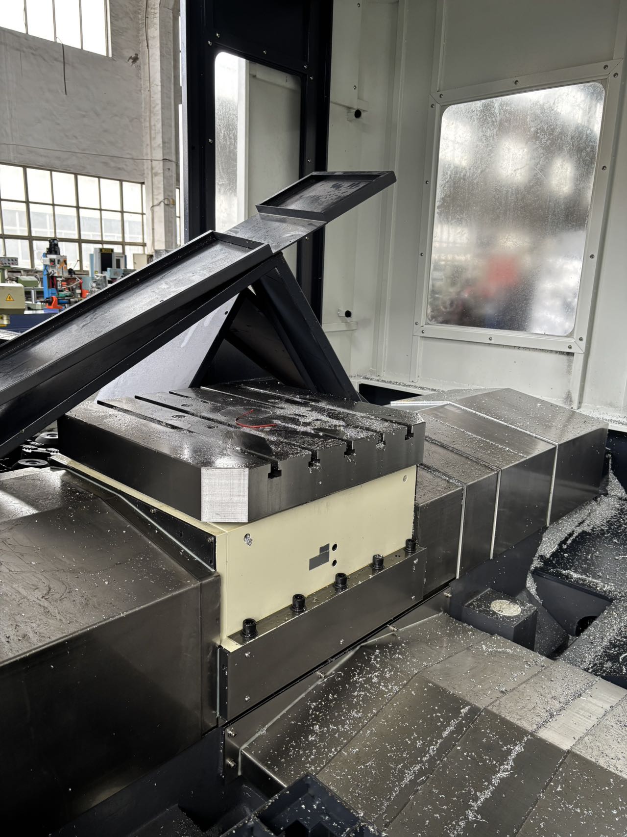 A-MAC MAC 630 Horizontal Machining Center with Mitsubishi M 80 photo 4