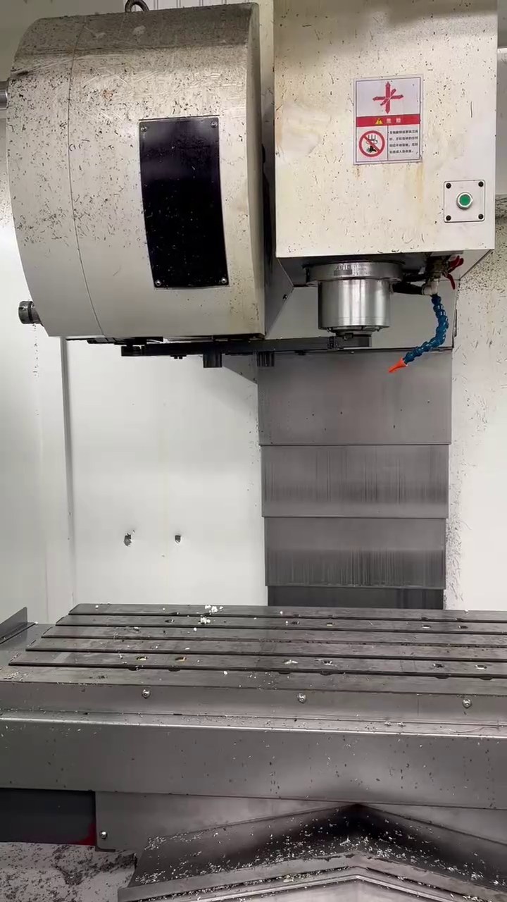 مركز تصنيع رأسي Amaco 1000 مع نظام التحكم Mitsubishi M 80