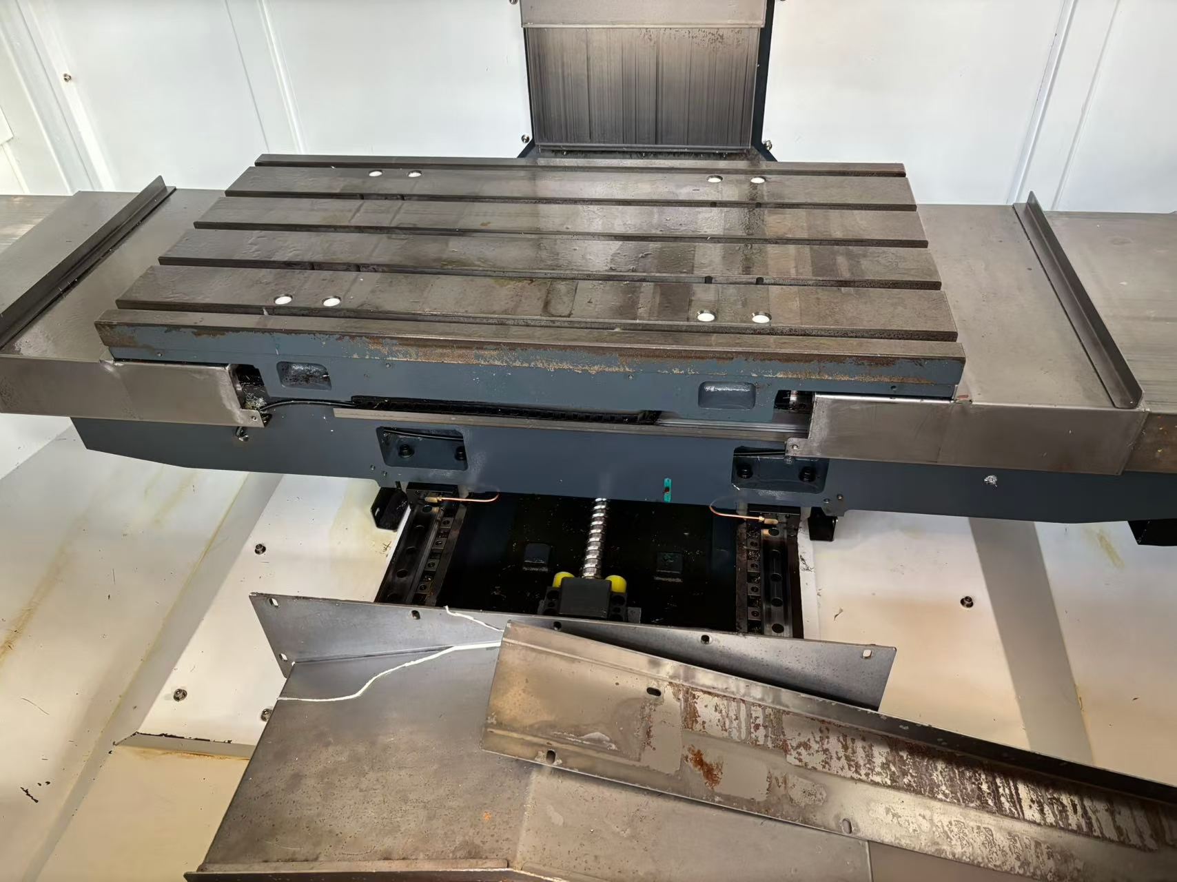 Used Huaqun VMC-850 Vertical Machining Center with Mitsubishi M 80 photo 3