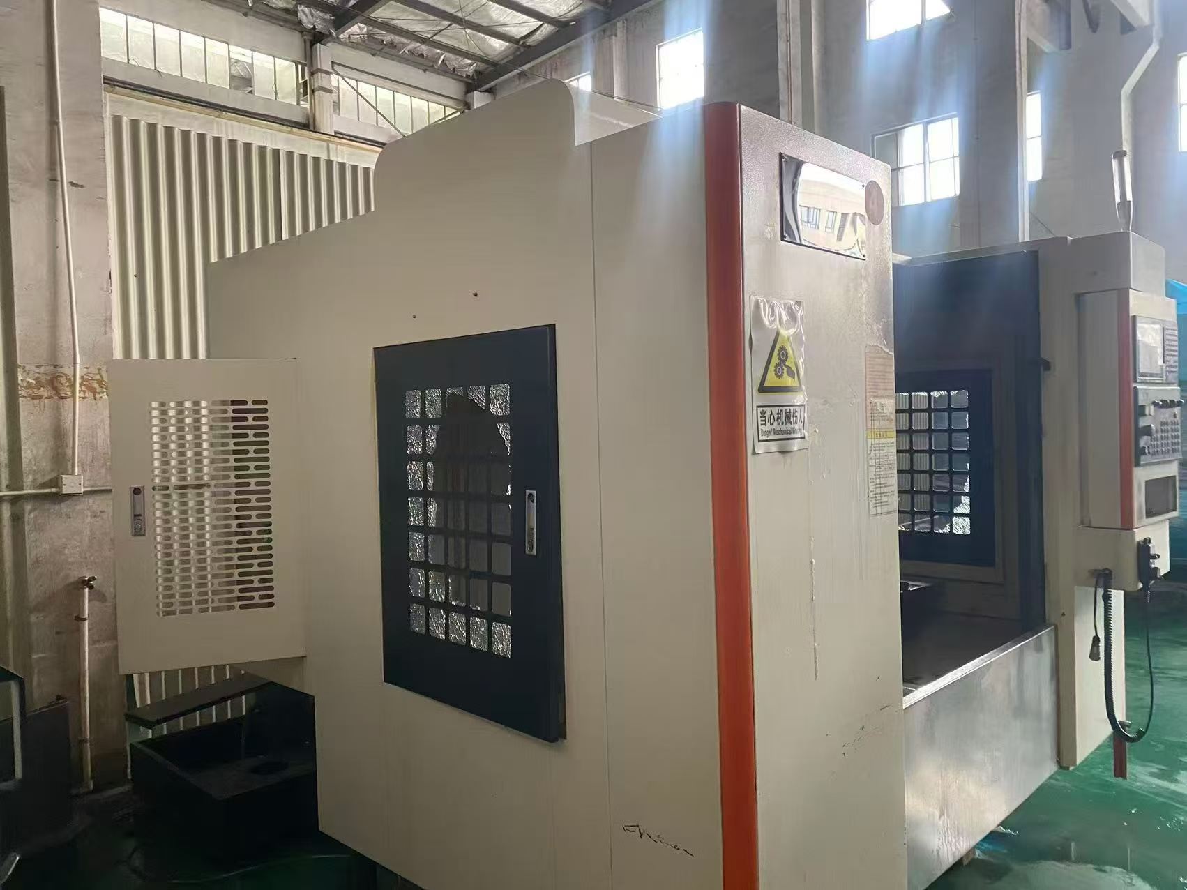 Used Youtao 850 Vertical Machining Center photo 4