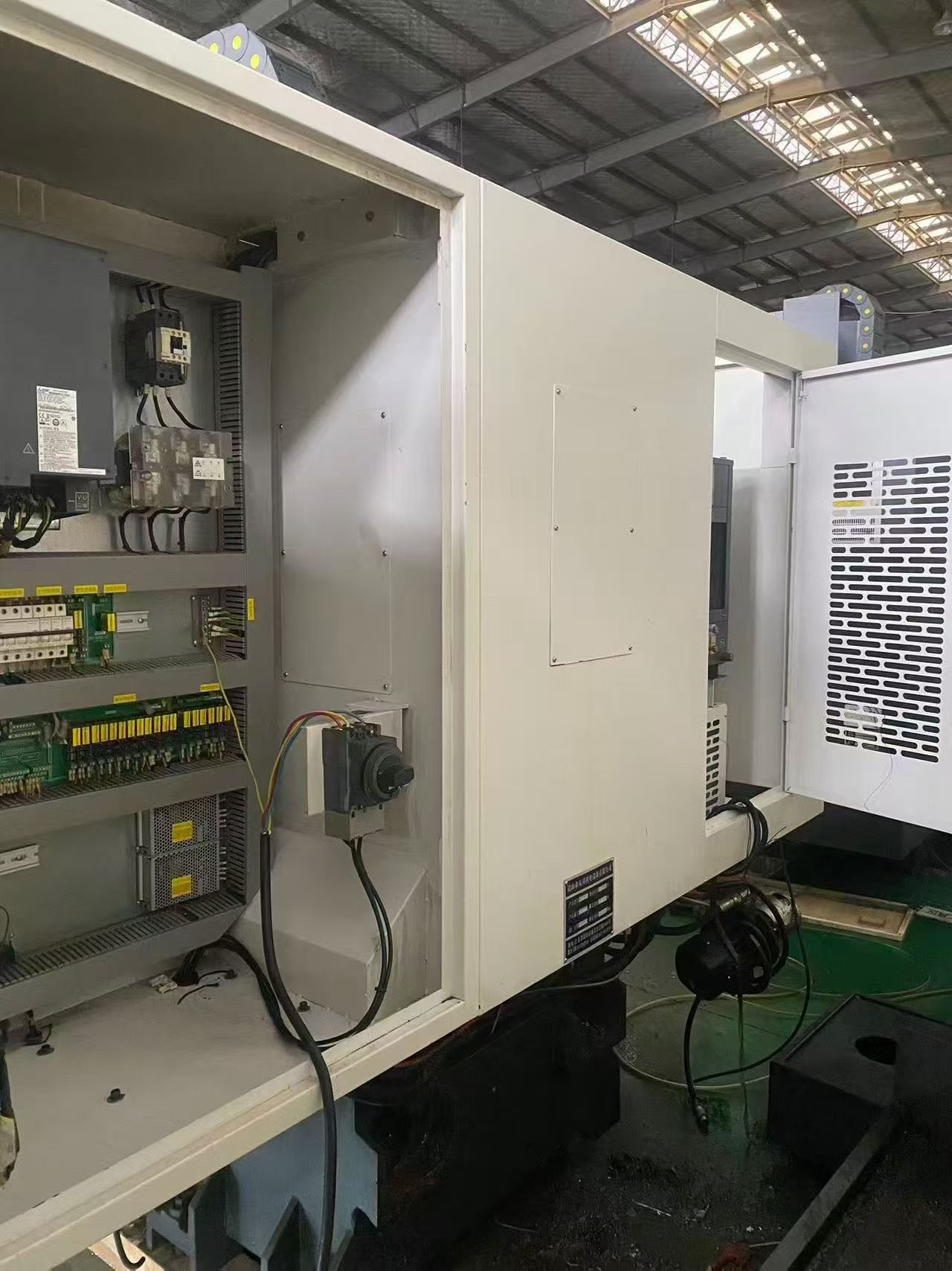 Used Youtao 850 Vertical Machining Center photo 6