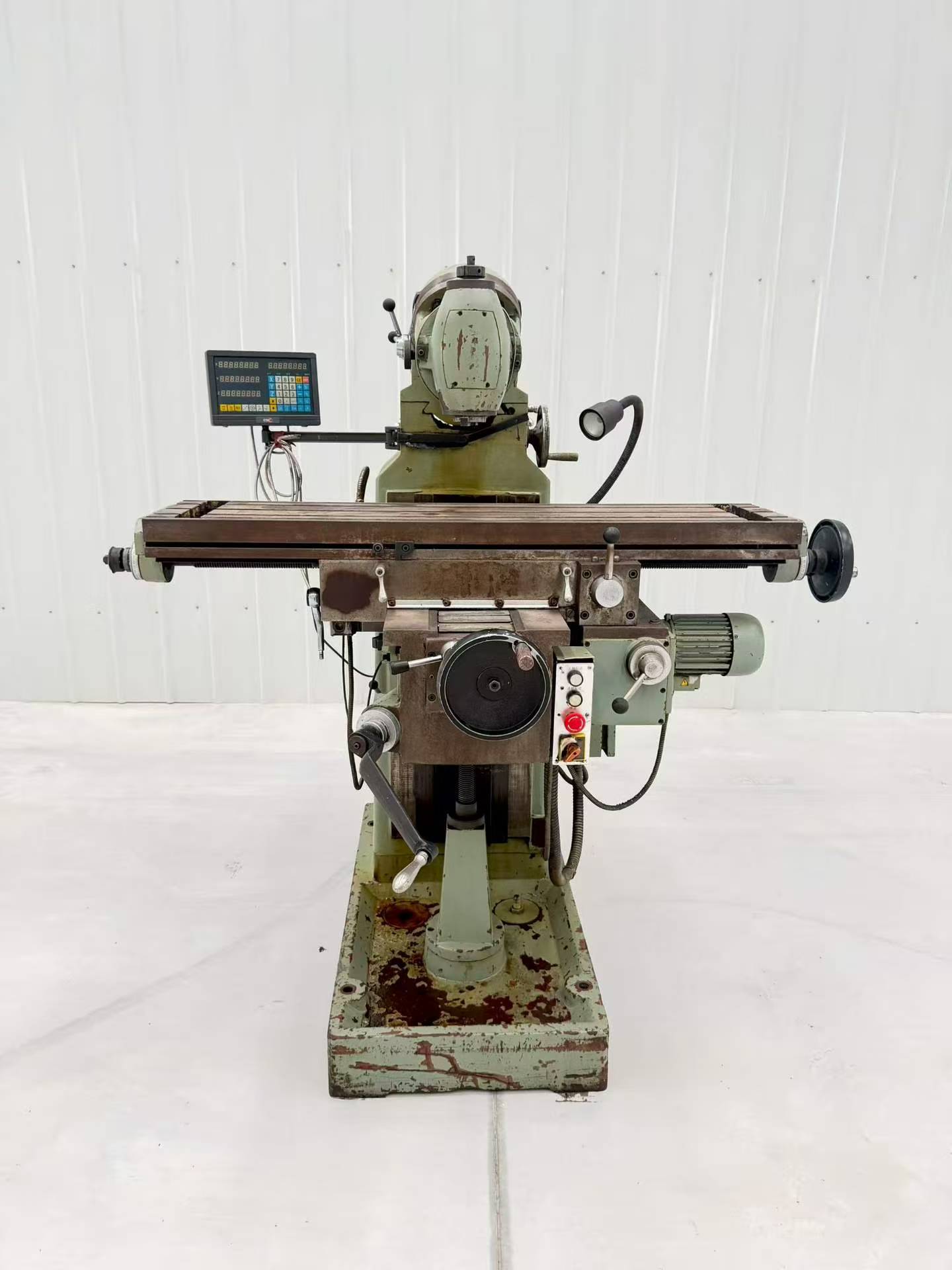 Used XQ 6230 B Universal Swivel Head Milling Machine photo 2