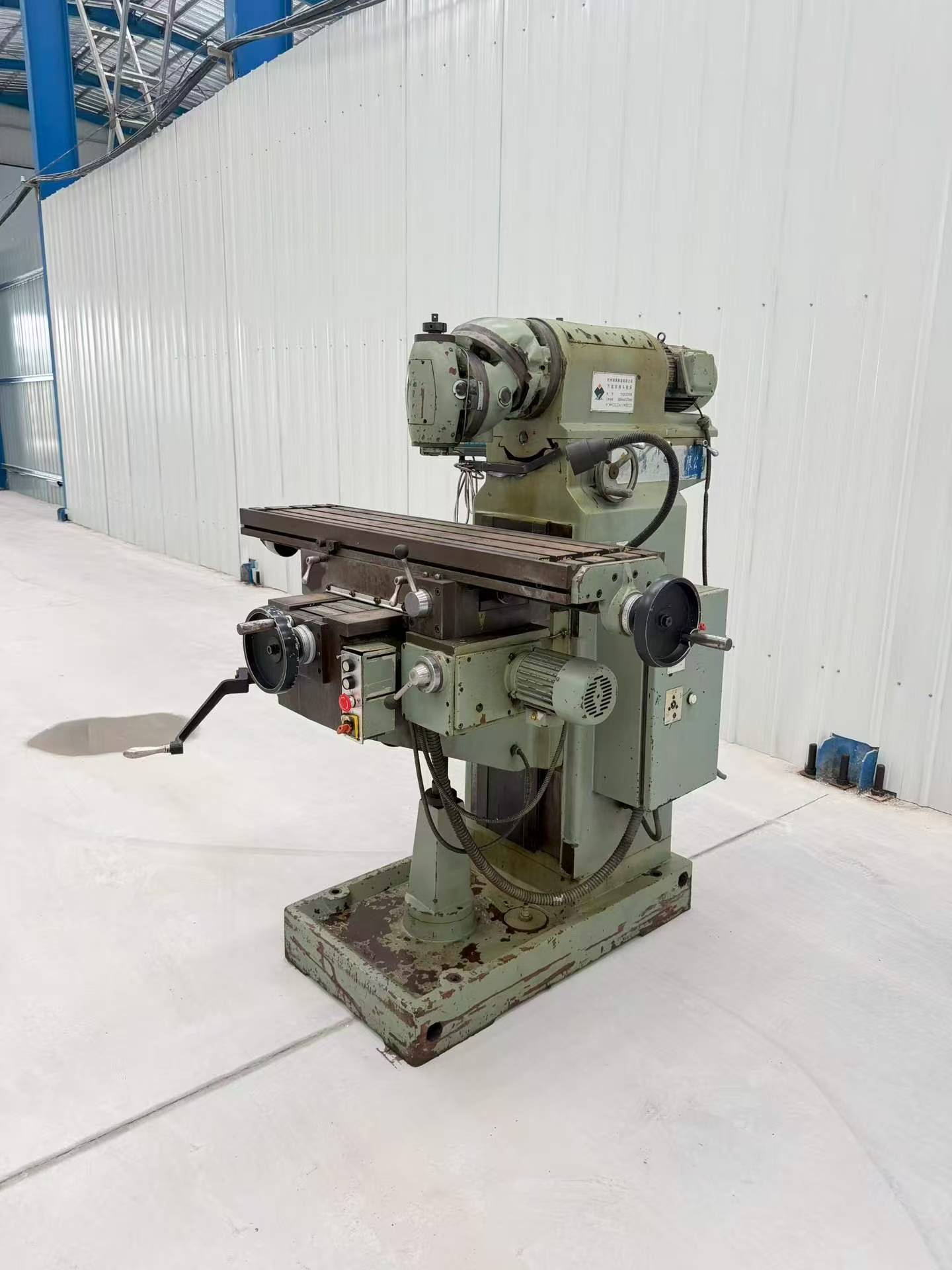 Used XQ 6230 B Universal Swivel Head Milling Machine photo 3