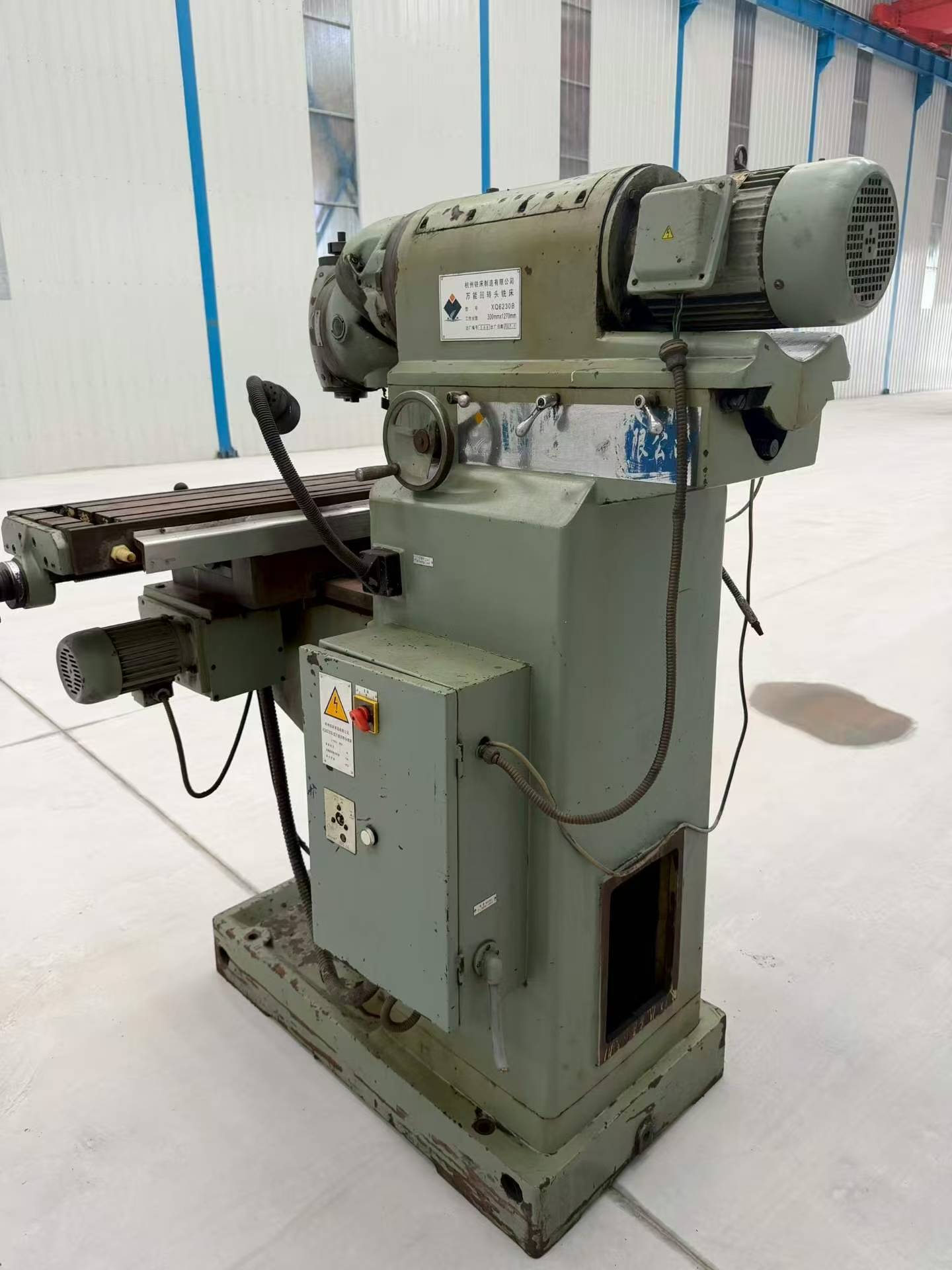 Used XQ 6230 B Universal Swivel Head Milling Machine photo 4