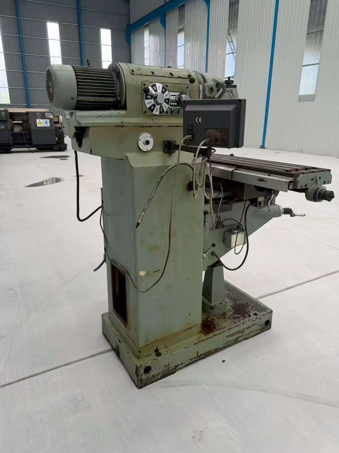 Used XQ 6230 B Universal Swivel Head Milling Machine photo 5