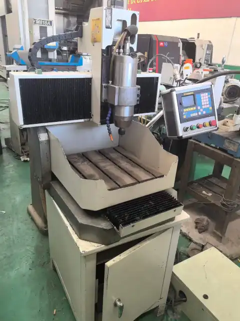 ماكينة حفر وتفريز CNC صغيرة مستعملة، طاولة العمل 400 x 400 mm