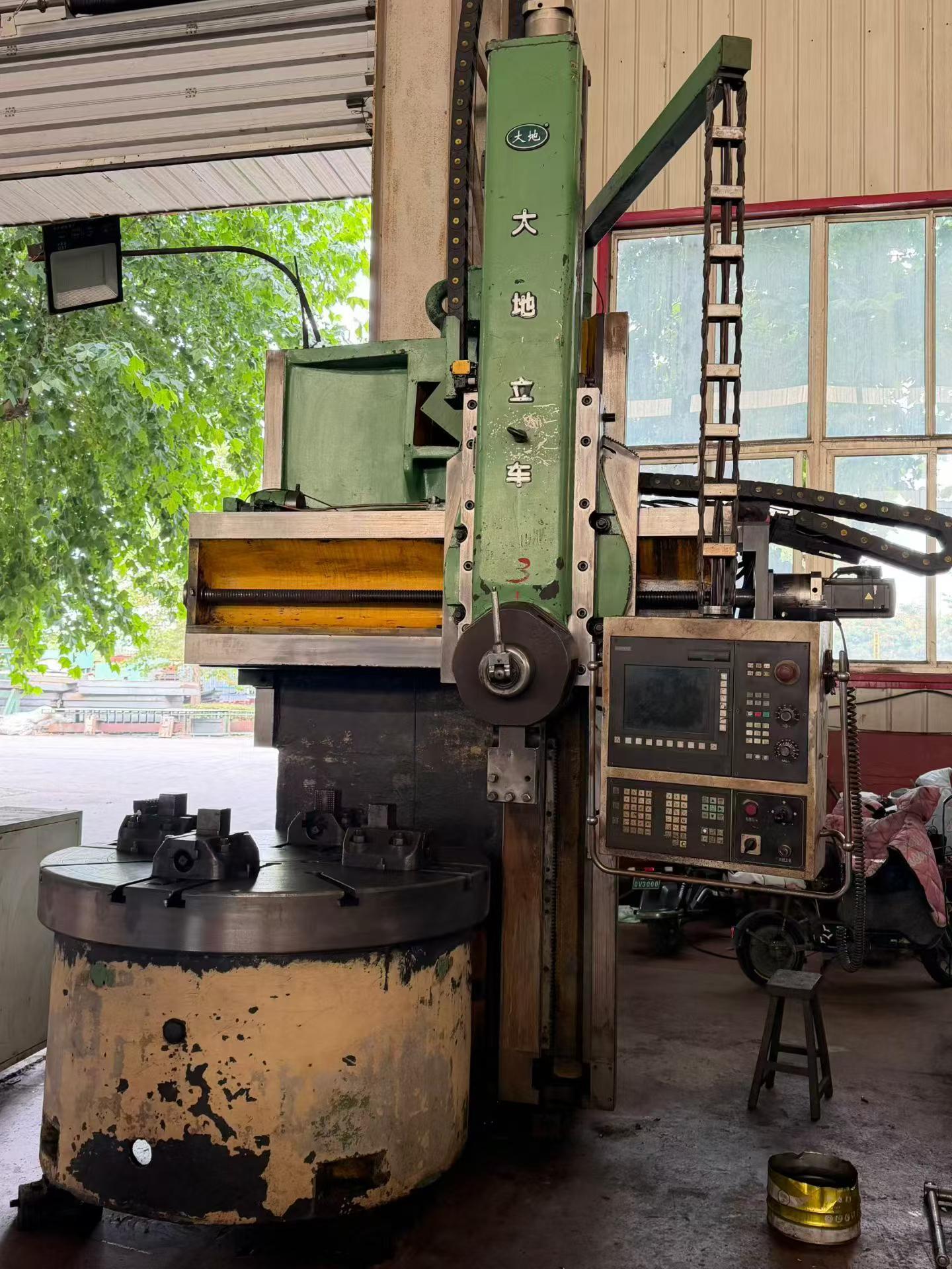 Used Dalian 1.6 m CNC Vertical Lathe photo 2