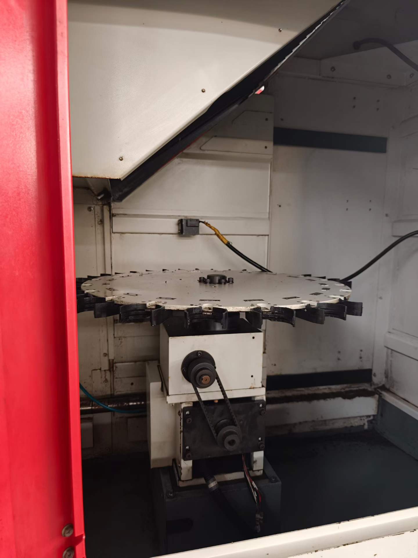Used Yawei F 16 Vertical Machining Center with FANUC 18 i photo 8
