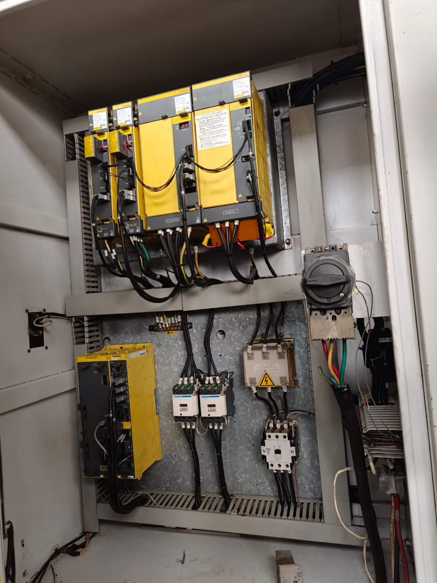 Used Yawei F 16 Vertical Machining Center with FANUC 18 i photo 9
