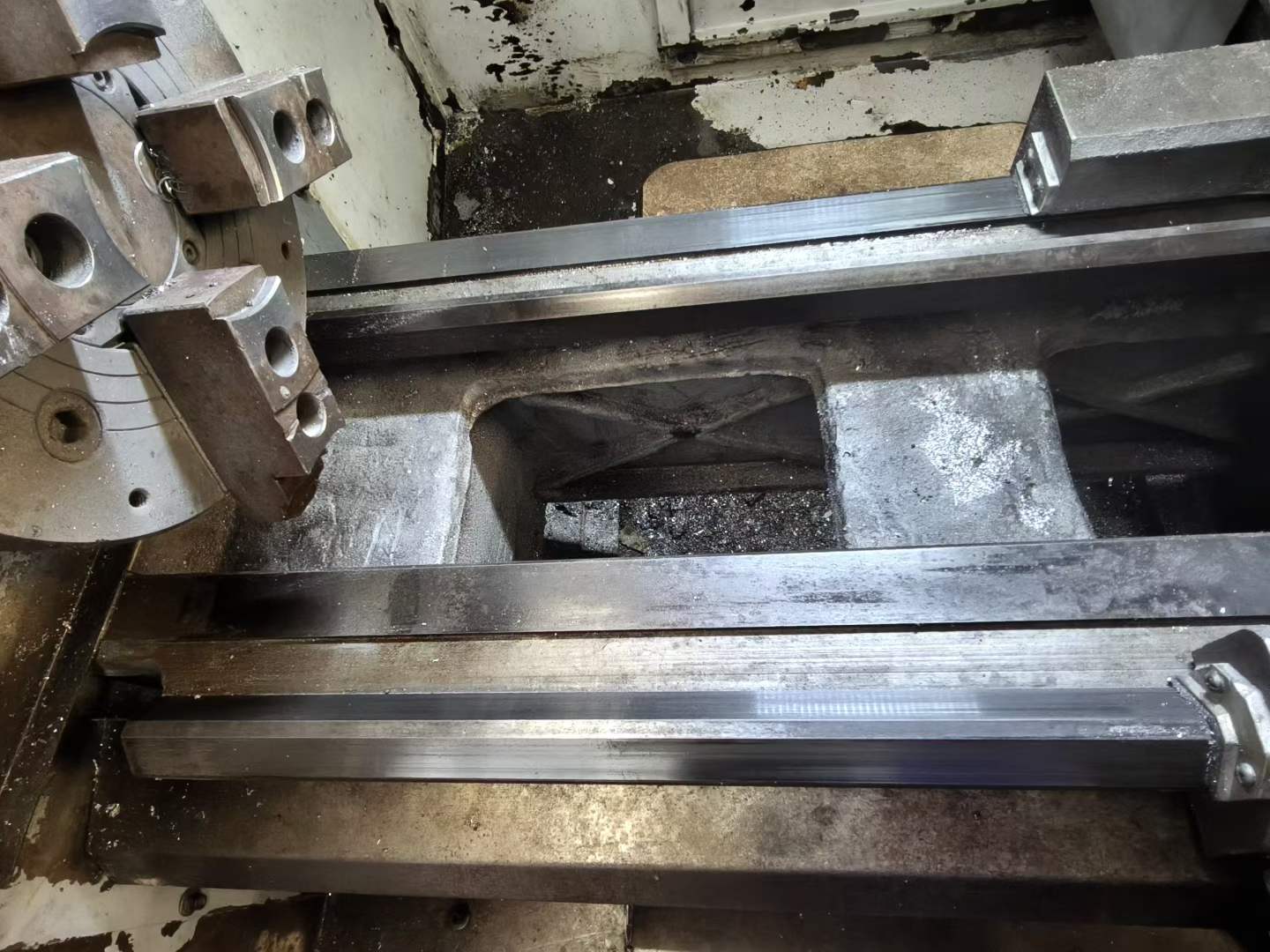 Used 6140 Lathe with 10-Inch 4-Jaw Hydraulic Chuck photo 5