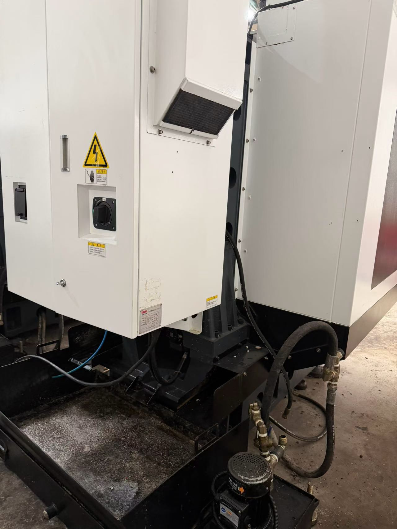 Used Taiwan Fair Friend 23 A (V 6) Vertical Machining Center with Mitsubishi M 70 - 2 Units Available photo 8