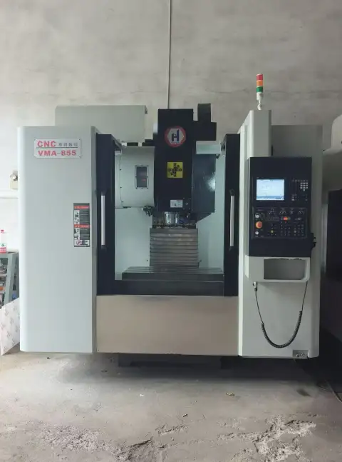 Centro de mecanizado vertical Huaqun V 855 usado con Mitsubishi M 80