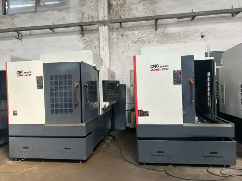 Centro de mecanizado vertical Zhiyuan 870 usado con Mitsubishi E 80 A