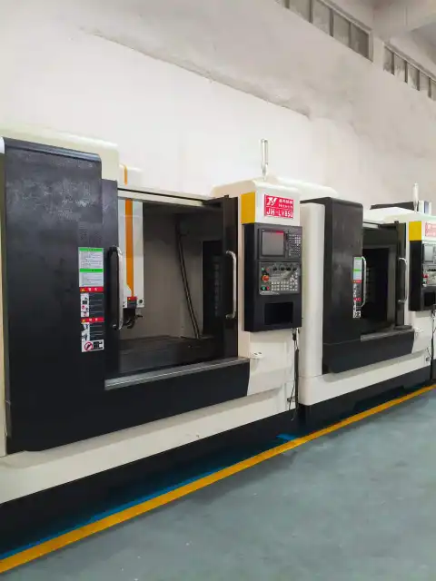 Centro de mecanizado vertical Jinhong JH-LV 850 usado con control Mitsubishi M 80
