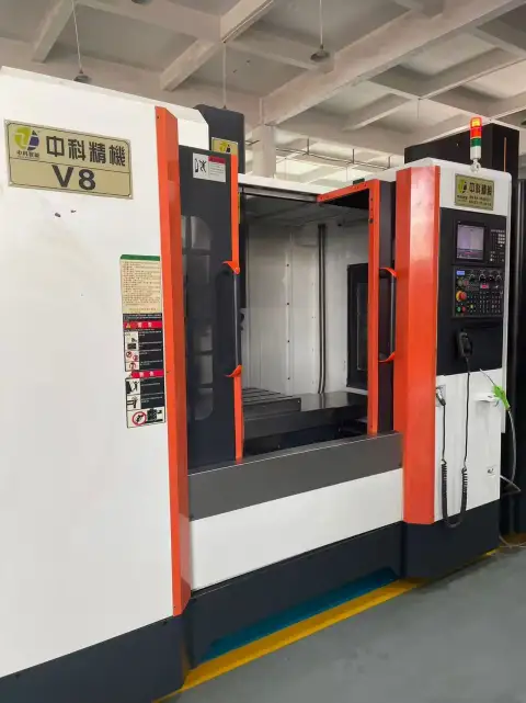 Centro de mecanizado Zhongke V 8 usado con Mitsubishi M 80 (2024)