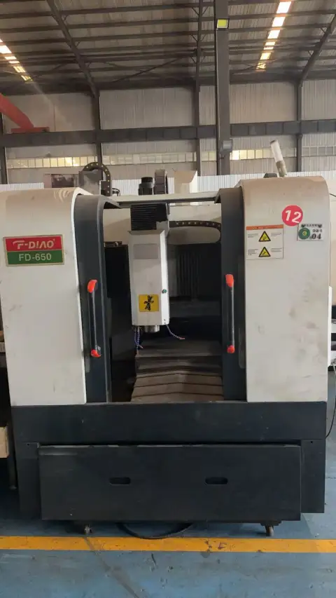 Máquina de grabado y fresado CNC 650 usada, con control SYNTEC y almacén de herramientas