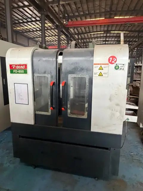 Centro de mecanizado vertical usado para piezas de aluminio con control SYNTEC