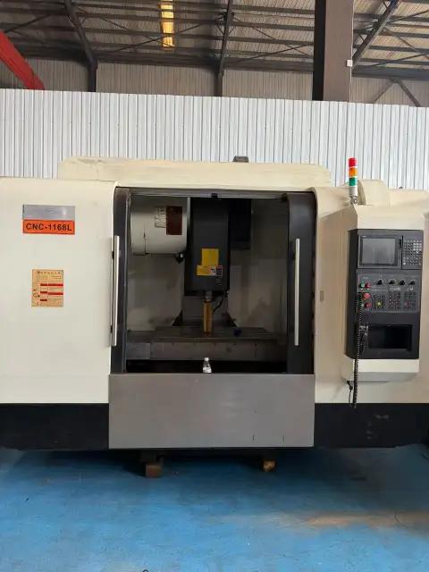 Centro de mecanizado vertical Juren 1168 usado con Mitsubishi M 80