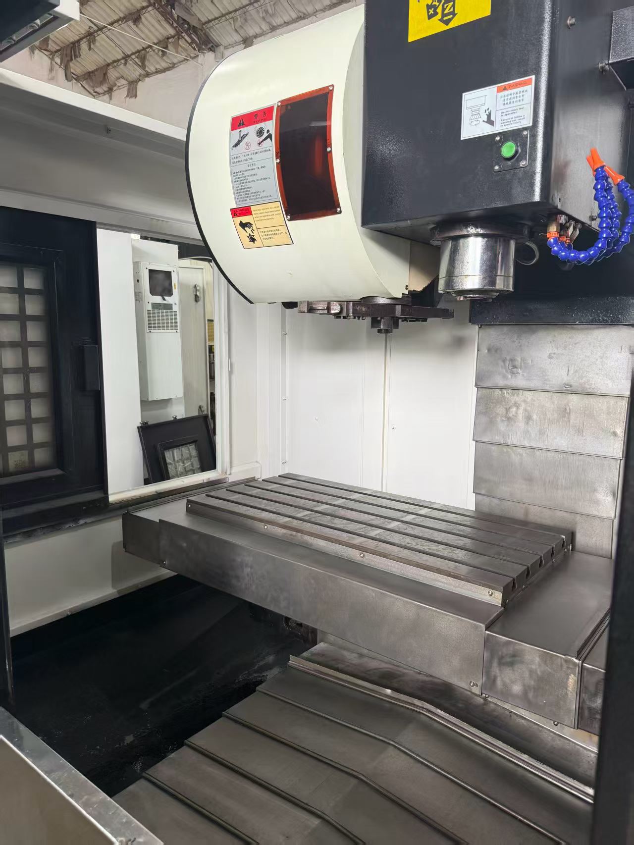 Used Huaqun 850 Vertical Machining Center with Mitsubishi M 80 Control photo 4