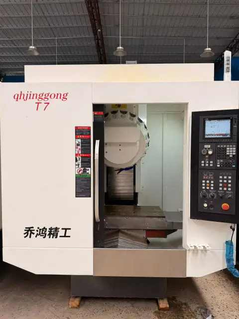 เครื่องแมชชีนนิ่งเซ็นเตอร์แนวตั้ง Qiaohong T 7 มือสอง พร้อม Mitsubishi M 80