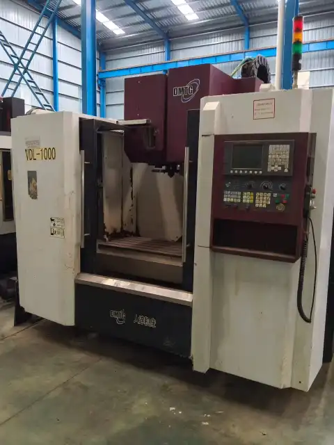 Centro de mecanizado Dalian de 1 metro usado con control FANUC y cambiador de herramientas tipo brazo
