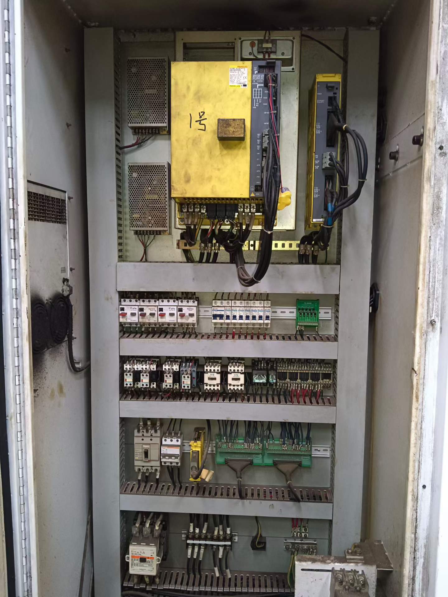 Used Dalian 1-Meter Machining Center with FANUC Control and Arm-Type Tool Changer photo 3