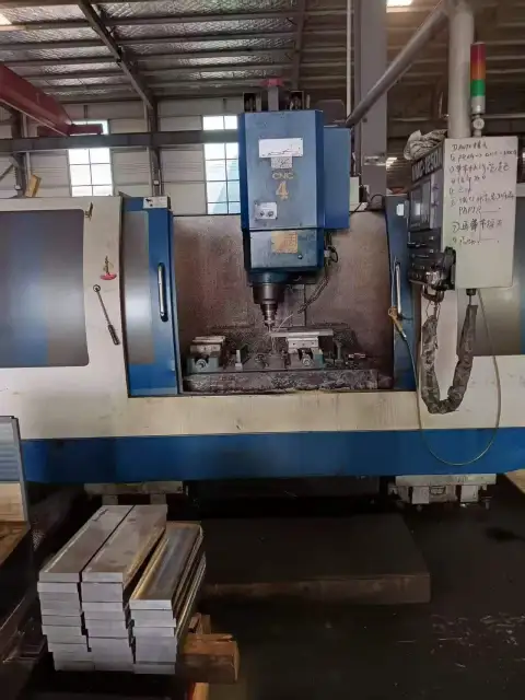 Centro de mecanizado vertical Kao Fong 1250 usado con husillo BT50, cabezal de engranajes y FANUC
