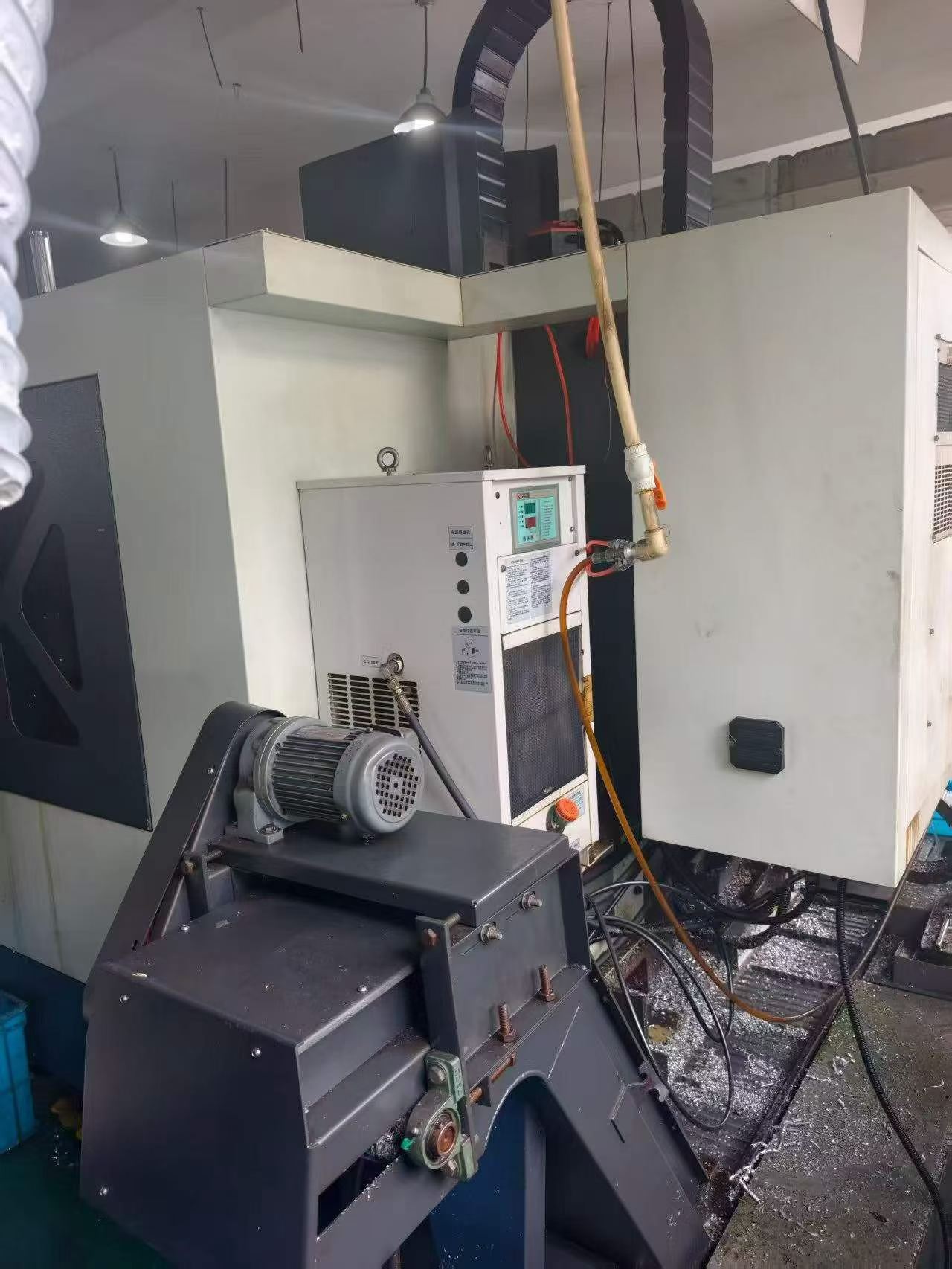 Used Linear Guideway 850 Vertical Machining Center photo 2