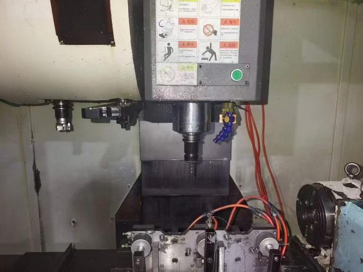 Used Linear Guideway 850 Vertical Machining Center photo 3