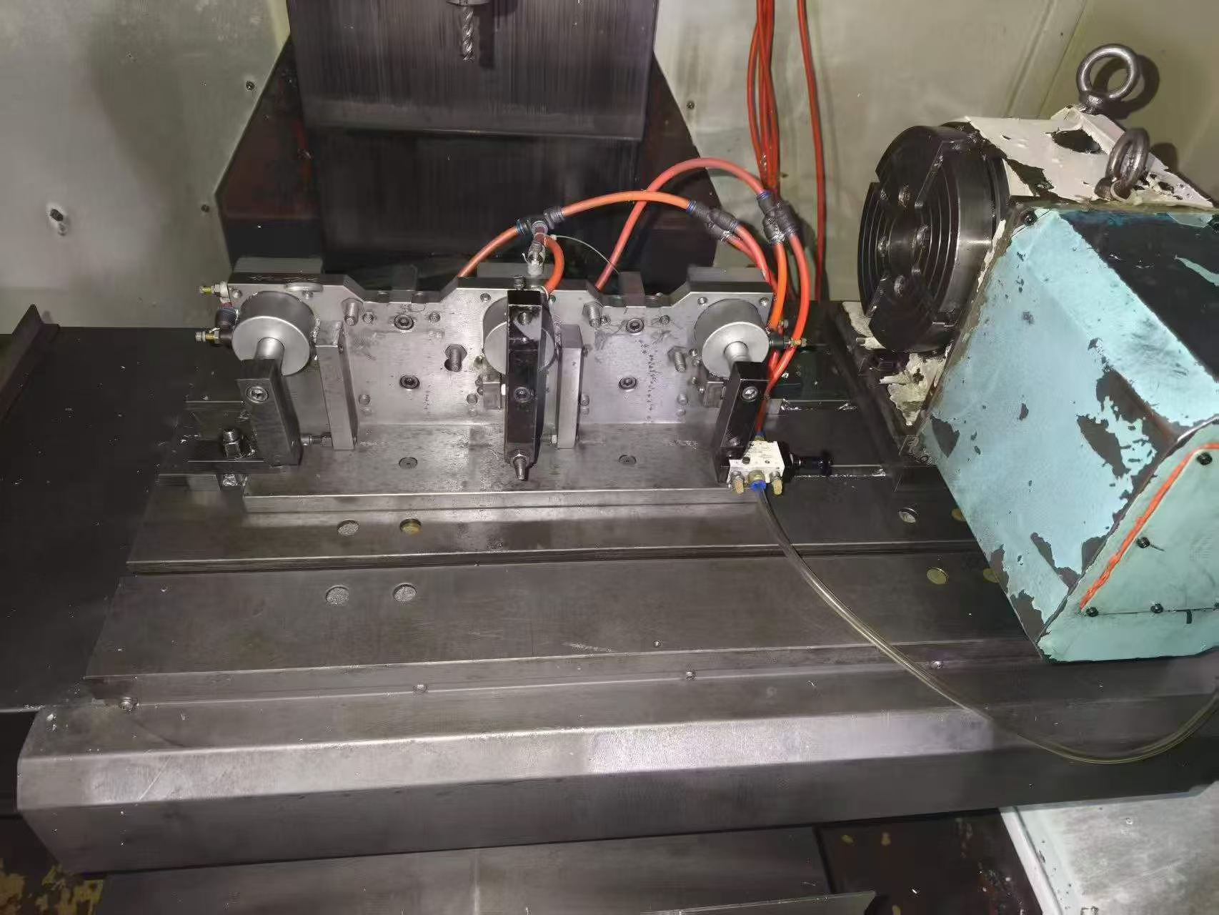 Used Linear Guideway 850 Vertical Machining Center photo 5