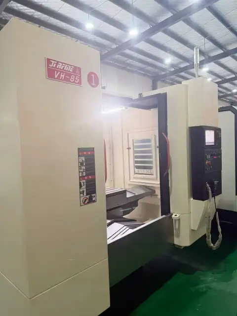 Centro de mecanizado vertical JiRFINE VH-855 usado con control Mitsubishi M 80