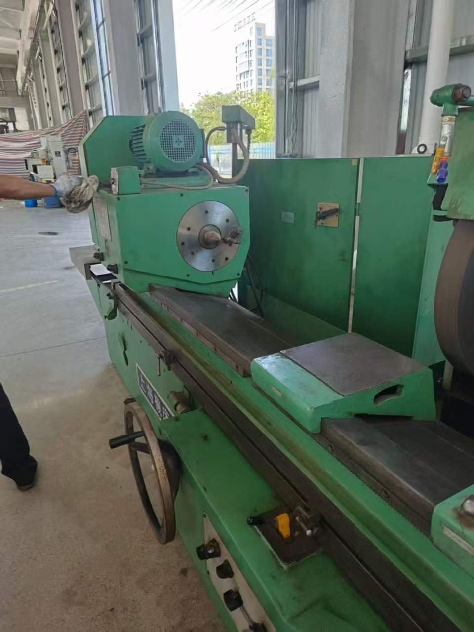 Used Shanghai 1350/1.5 m Cylindrical Grinding Machine photo 2