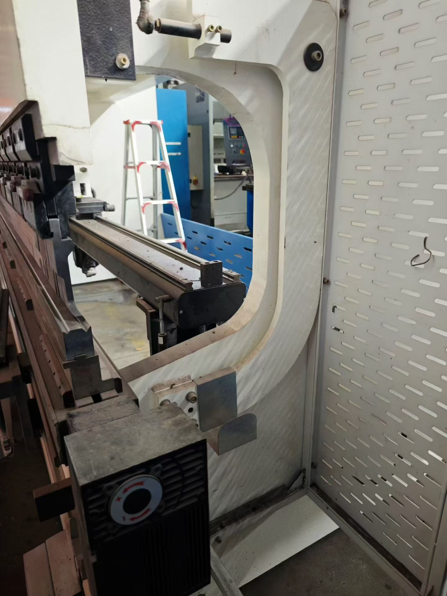 Used ADH Donghai 170-Ton 4.1 m Electro-Hydraulic 4+1-Axis Press Brake with CYBELEC CT 12 Control photo 2