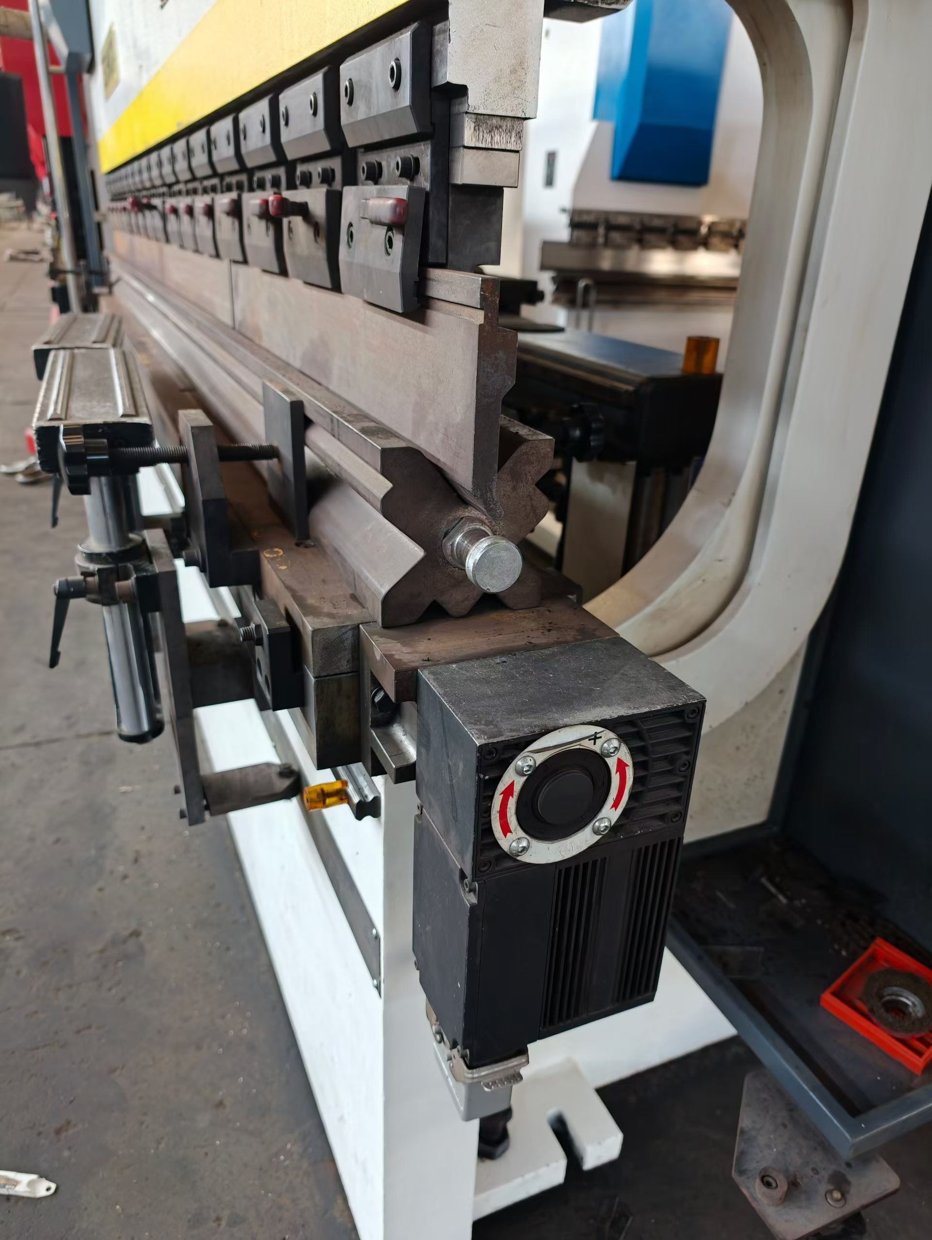 Used DERATECH 230/3200 Electro-Hydraulic Press Brake with CT 12 System photo 2