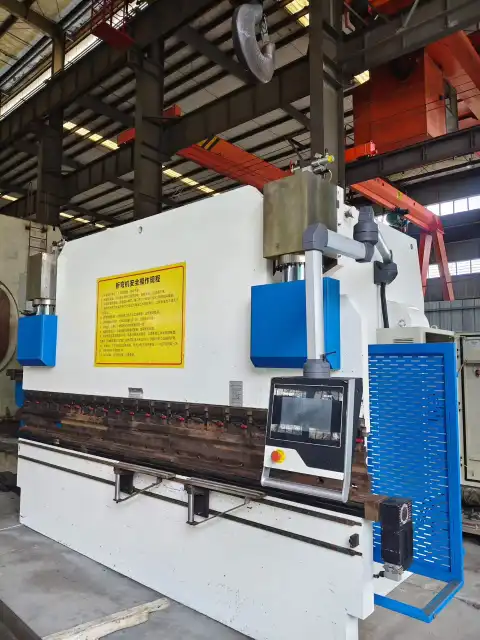 ماكينة ثني هيدروليكية كهربائية Donghai 220/4000 مستعملة مع 53 T System