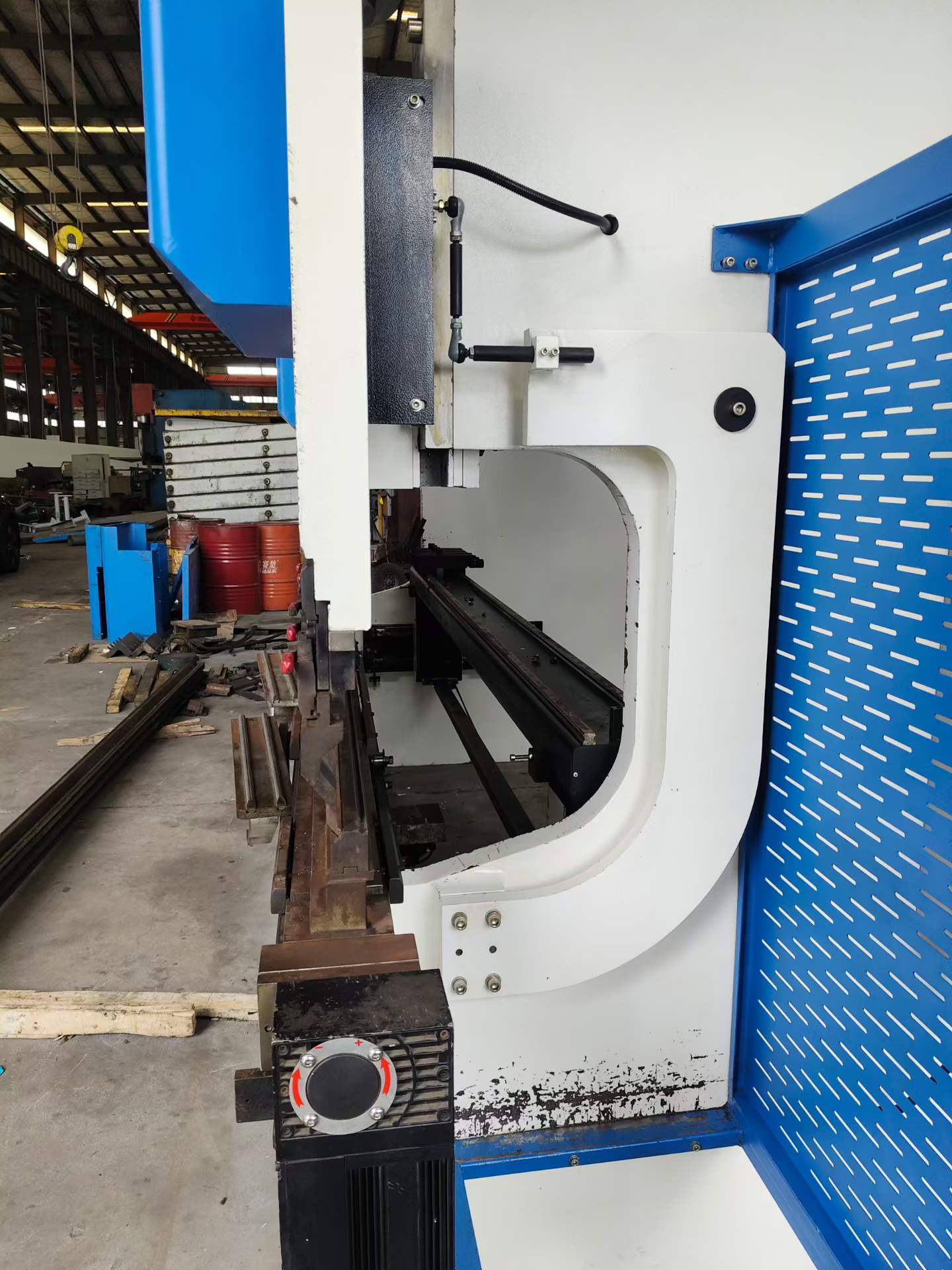 Used Donghai 220/4000 Electro-Hydraulic Press Brake with 53 T System photo 2