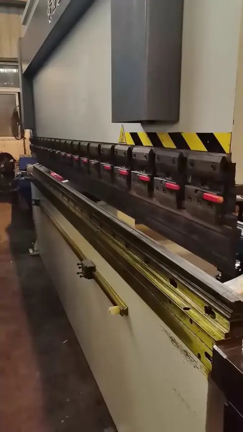 مكبس ثني Nanjing Huangshi 135 T 4000 مستعمل مع نظام تحكم CT 8