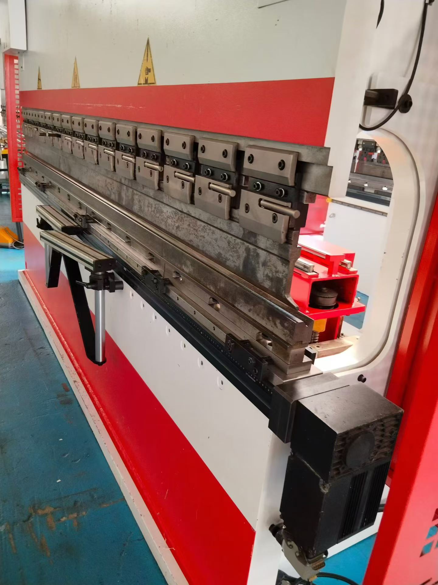 Used JFY 150/3100 CNC Hydraulic Press Brake photo 3