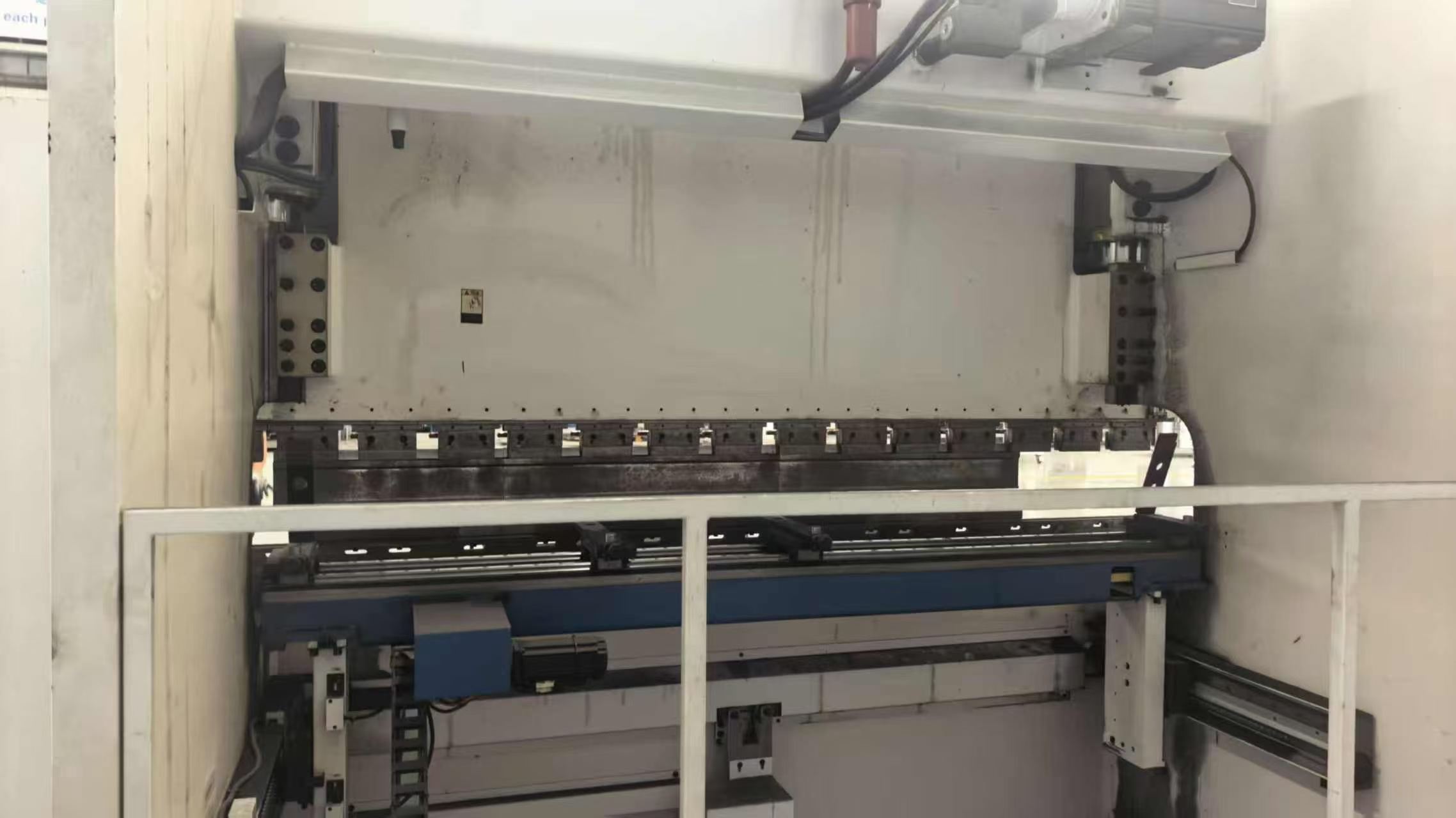 Used Yawei 220/3100 CNC Electro-Hydraulic Press Brake - 99% New photo 3