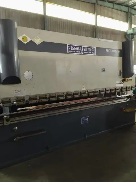 Conjunto de cizalladora y plegadora Yawei de 4 metros usado