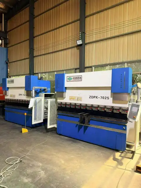 ماكينة ثني هيدروليكية CNC ثنائية السيرفو Zhongde 70/2500 مستعملة