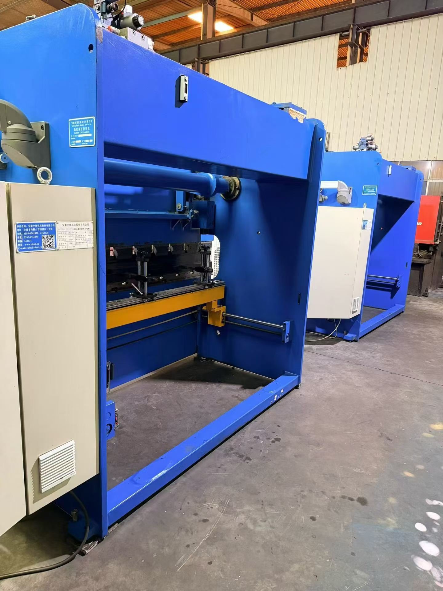 Used Zhongde 70/2500 Dual-Servo CNC Hydraulic Press Brake photo 2