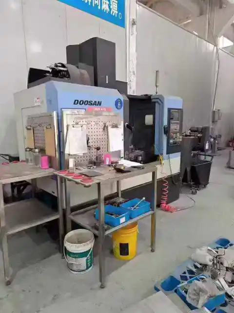 Centro de mecanizado vertical DN Solutions 850 de 2017 usado con FANUC