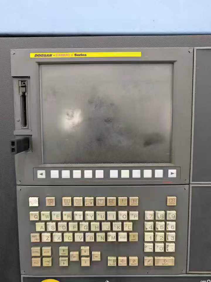 Used 2017 DN Solutions 850 Vertical Machining Center with FANUC photo 4